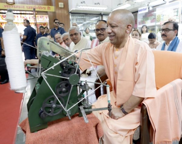 गांधी जयंती पर खादी के कपड़ों पर 25 फीसदी छूट, सीएम योगी ने किया ऐलान