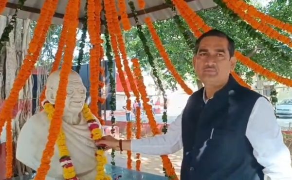मथुरा कलेक्ट्रेट में गांधी और शास्त्री जयंती पर कार्यक्रम, डीएम ने महापुरुषों के आदर्श अपनाने का किया आह्वान