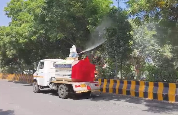 नोएडा में पेड़ों को कीटों से बचाने का अभियान, सड़क किनारे लगे पेड़ों पर दवा का छिड़काव