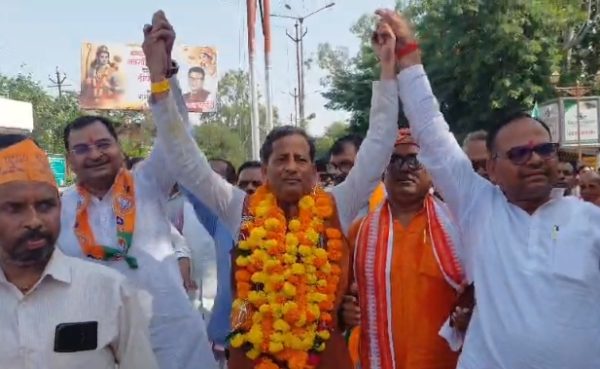 झांसी में भाजपा का शक्ति प्रदर्शन, अशोक राठौर ने दाखिल किया नामांकन