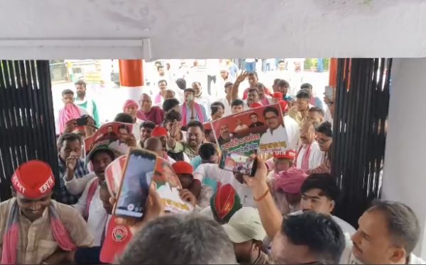 कुशीनगर में सपा का प्रदर्शन, मुख्य चुनाव आयुक्त के खिलाफ नारेबाजी और पुतला दहन