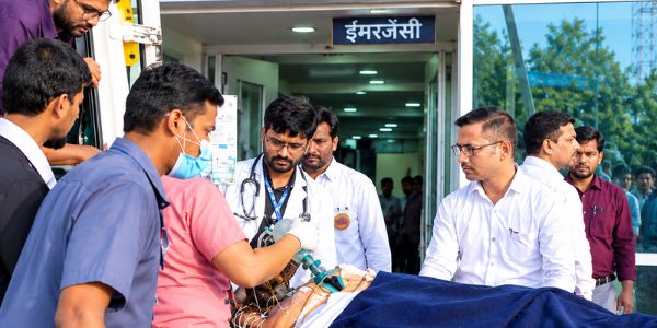 गोरखपुर एम्स की खुली पोल, कार्यकारी निदेशक को ही जांच के लिए जाना पड़ा निजी अस्पताल, जानें मामला