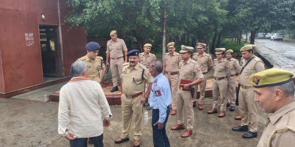 Uttar Pradesh News: गौतमबुद्धनगर में परीक्षा केंद्रों का पुलिस अधिकारियों ने किया निरीक्षण, सुरक्षा व्यवस्था परखीं, पढ़ें पूरी खबर