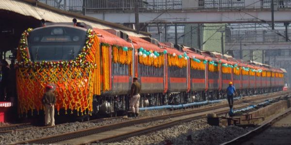 Vande Bharat Sleeper Express: यूपी को मिली पहली वंदे भारत स्लीपर ट्रेन, वाराणसी से दिल्ली का सफर होगा आसान, जानें पूरी डिटेल