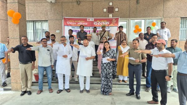 श्रावस्ती में जलभराव के बीच संचारी रोगों के खिलाफ 1 अक्टूबर से चलेगा विशेष अभियान, कलेक्ट्रेट में डीएम ने दिए सख्त निर्देश