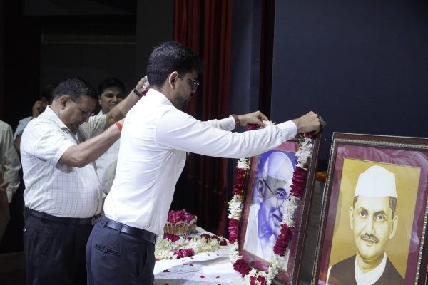 ग्रेटर नोएडा प्राधिकरण में गांधी-शास्त्री जयंती पर कार्यक्रम, अधिकारियों ने किया नमन