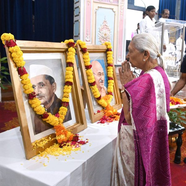 गांधी-शास्त्री जयंती पर राज्यपाल आनंदीबेन पटेल ने दी श्रद्धांजलि, स्वच्छता को कार्यसंस्कृति बनाने पर जोर
