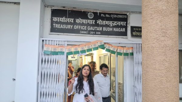 जिलाधिकारी ने जिला कोषागार का किया निरीक्षण, पेंशनरों की सुविधाओं का लिया जायजा