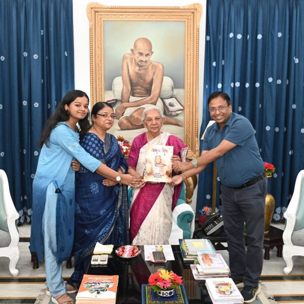 राज्यपाल आनंदीबेन पटेल ने ‘अक्षय दीप’ स्मृति ग्रंथ का किया विमोचन