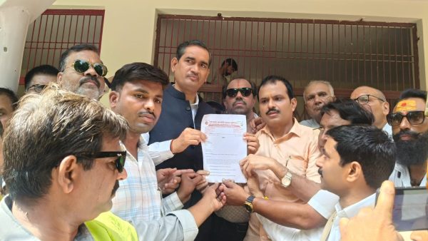 पत्रकारों ने 11 सूत्रीय मांगों को लेकर जिलाधिकारी को सौंपा ज्ञापन