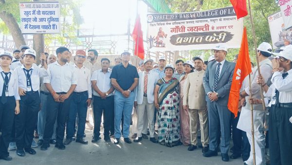 गांधी जयंती पर मथुरा में निकली प्रभात फेरी, POCSO एक्ट को लेकर किया जागरूक