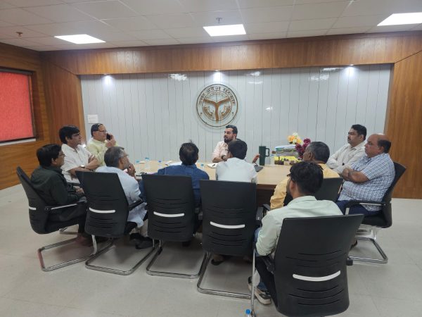 वृंदावन जोन की समस्याओं पर नगर आयुक्त ने पार्षदों के साथ की बैठक, विकास कार्यों की हुई समीक्षा