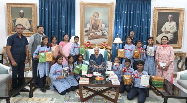 राज्यपाल ने प्रतिभावान विद्यार्थियों को किया सम्मानित, उपलब्धियों को प्रार्थना सभा में साझा करने के निर्देश