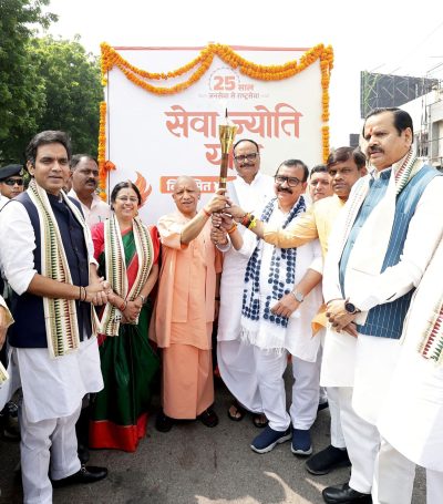 लखनऊ में सेवा ज्योति यात्रा में शामिल हुए CM योगी, प्रधानमंत्री मोदी के 25 वर्षों के सफर को बताया प्रेरणादायी