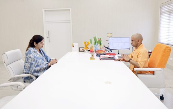 कार्यकाल बढ़ने के बाद महिला आयोग की अध्यक्ष ने सीएम योगी से की मुलाकात, आगामी कार्ययोजना पर हुई चर्चा