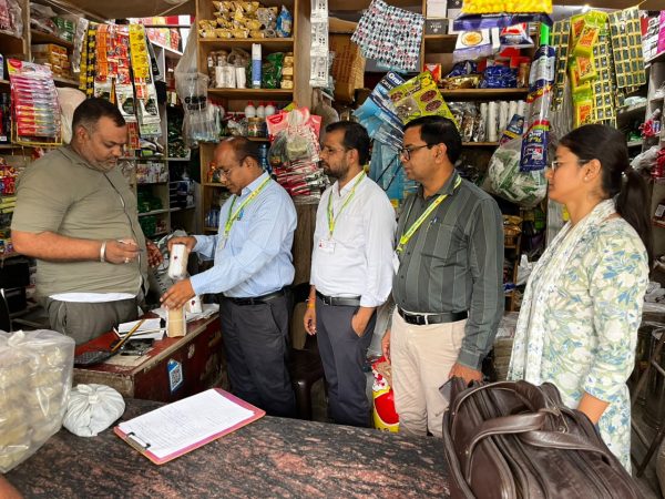 नवरात्रि से पहले गौतमबुद्धनगर में खाद्य विभाग की छापेमारी, मूंगफली-साबूदाना समेत घी सीज