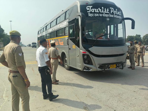 गौतमबुद्धनगर में ट्रैफिक पुलिस का बड़ा अभियान, 4517 वाहनों के चालान और 19 सीज