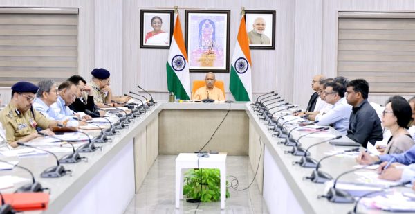 सीएम योगी के सख्त निर्देश: त्योहारों पर सुरक्षा व्यवस्था मजबूत करें अधिकारी, जनशिकायतों का 24 घंटे में दें जवाब