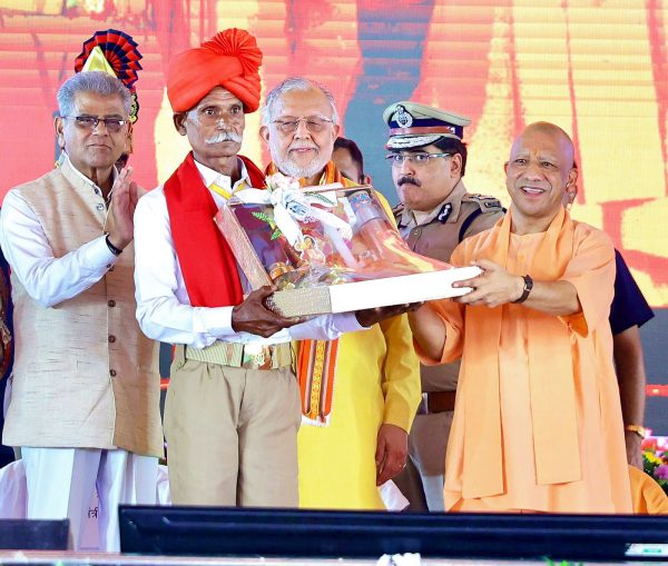 सीएम योगी की सौगात, ग्राम प्रहरियों का बढ़ाया मानदेय, अब मिलेंगे 3500 रुपये