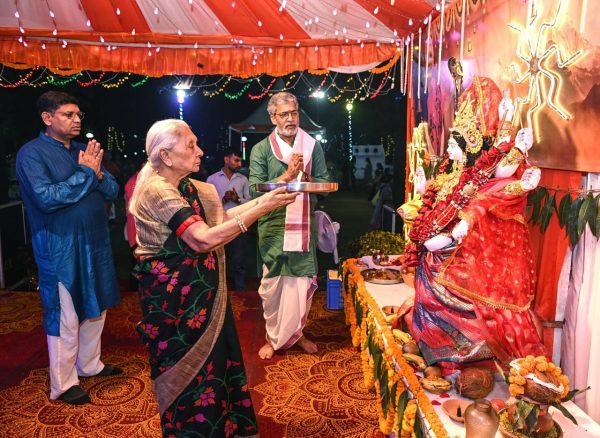 जन भवन में गरबा महोत्सव के दौरान राज्यपाल आनंदीबेन पटेल ने की मां दुर्गा की पूजा-अर्चना
