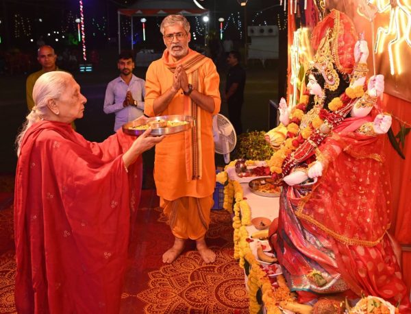 राज्यपाल आनंदीबेन पटेल ने जन भवन में गरबा महोत्सव में की मां दुर्गा की आरती, श्रद्धालुओं में दिखा उत्साह