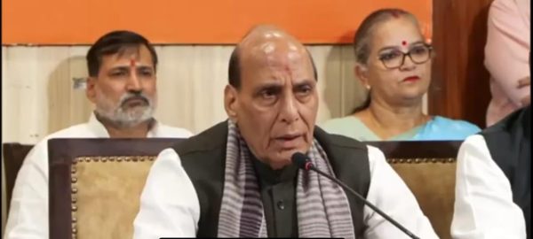 लखनऊ में राजनाथ सिंह का विपक्ष पर हमला, राहुल गांधी के ‘वोट चोरी’ आरोप पर भी किया पलटवार