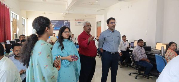 अमेठी में प्रशासनिक कामकाज में AI का इस्तेमाल बढ़ाने की पहल, DM शशांक चौधरी ने किया प्रशिक्षण का निरीक्षण