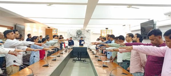 गौतमबुद्धनगर कलेक्ट्रेट में मनाया गया राष्ट्रीय एकता दिवस, अधिकारियों ने ली शपथ