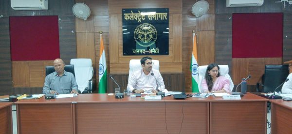 अमेठी में फैमिली आईडी योजना की समीक्षा, डीएम शशांक चौधरी ने अधिकारियों को दिए जरूरी निर्देश