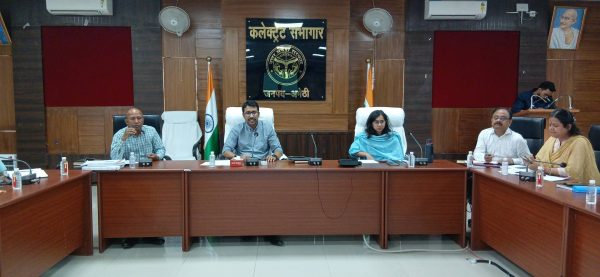 अमेठी में विकास कार्यों की समीक्षा, DM शशांक चौधरी ने अधिकारियों को दी सख्त चेतावनी