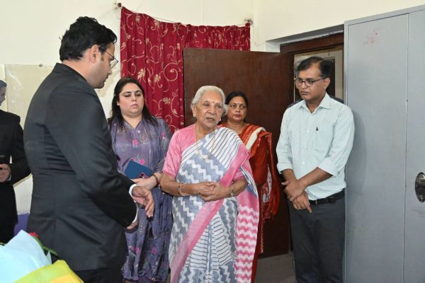 राज्यपाल आनंदीबेन पटेल ने कानपुर के राजकीय बाल गृह का किया निरीक्षण, बालिकाओं के कौशल विकास पर दिया जोर
