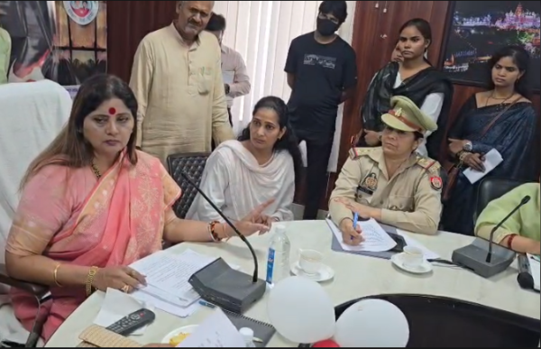 महिला आयोग की सदस्य बबीता चौहान सिंह ने सुनी महिलाओं की समस्याएं, समाधान का दिया भरोसा