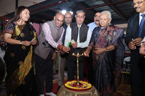 कानपुर में 93वीं क्राफ्टरूट्स प्रदर्शनी का शुभारंभ, राज्यपाल आनंदीबेन पटेल बोलीं- कारीगरों को मिले हुनर का सही मूल्य