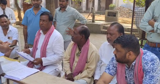 हाथरस में राम नारायण काके ने बूथों पर किया जनसंपर्क, मतदाताओं से वोट बढ़ाने की अपील, पढ़ें पूरी खबर