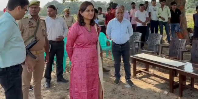 Agriculture News: डीएम ने खेत में खुद कराई धान की कटाई, पहले प्रयोग में 23.985 किलो उपज दर्ज