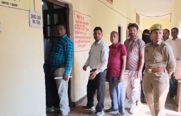 इटावा में शिक्षक-स्नातक MLC चुनाव के लिए मतदान जारी, भरथना के SAV कॉलेज में उमड़े मतदाता