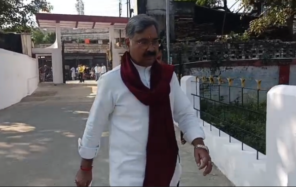 गोरखपुर-फैजाबाद शिक्षक MLC चुनाव: सपा प्रत्याशी डॉ. संजयन त्रिपाठी ने किया मतदान, मतदाताओं में उत्साह
