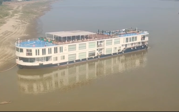 15 विदेशी पर्यटकों को लेकर गाजीपुर पहुंचा गंगा विलास क्रूज, काशी दर्शन के लिए हुए रवाना