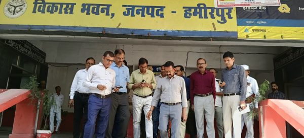 हमीरपुर: विकास भवन में गंदगी और लापरवाही पर DM सख्त, 10 कर्मचारियों पर कार्रवाई के निर्देश