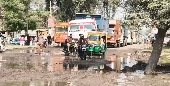 बांदा के तेरही माफी मोड़ पर बदहाल सड़क, 2 किलोमीटर तक लगा हाइवे पर जाम, प्रशासन पर उठे सवाल