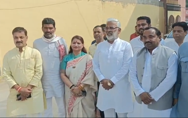 जालौन: जलशक्ति मंत्री स्वतंत्रदेव सिंह ने उरई में किया मतदान, मतदाताओं से की वोट डालने की अपील
