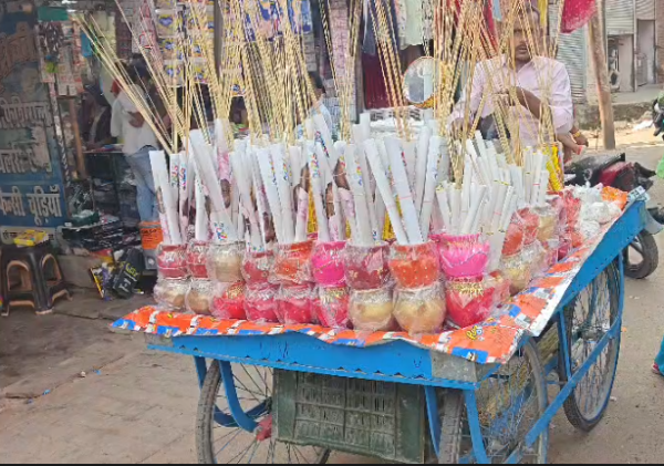 औरैया में करवा चौथ की रौनक, बाजार में सजे मिट्टी के खूबसूरत करवे; महिलाओं में दिखा उत्साह