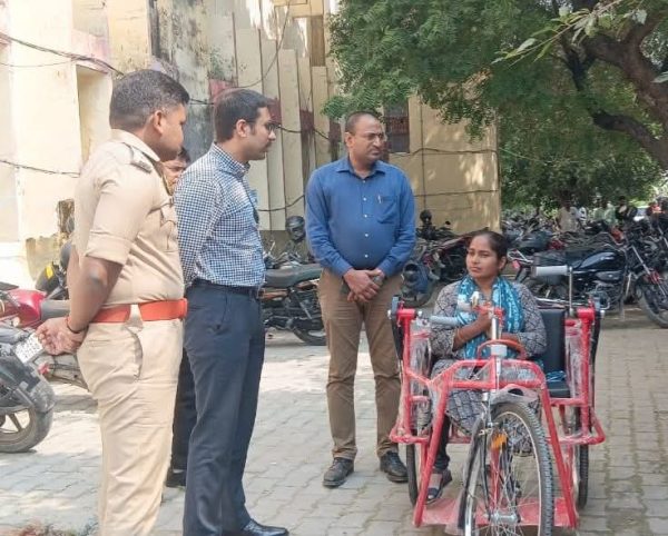 अमेठी में पिंक समाधान दिवस: डीएम ने दिव्यांग महिला को मौके पर दिलाई ट्राई साइकिल, आवास के लिए दिए निर्देश