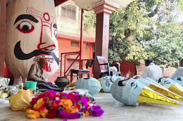 महाराजगंज में 30 जगहों पर होगा रावण दहन, नौतनवा में 35 फीट का विशाल पुतला तैयार, भारत-नेपाल से पहुचेंगे 50 हजार श्रद्धालु