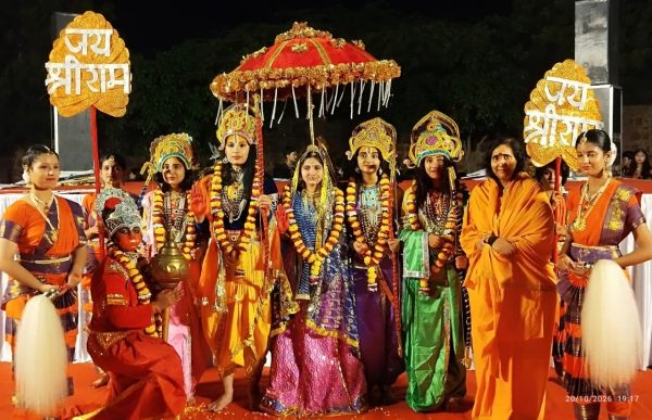 वात्सल्य ग्राम में धूमधाम से मनाया गया दशहरा मेला, 40 फीट ऊंचे रावण के पुतले का हुआ दहन