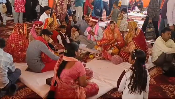 मैनपुरी में सामूहिक विवाह समारोह का हुआ आयोजन, हिंदू-मुस्लिम जोड़ों ने थामा एक-दूसरे का हाथ, कैबिनेट मंत्री ने दिया आशीर्वाद