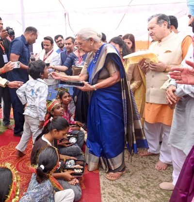 लखनऊ जन भवन में 5100 कन्याओं का पूजन, राज्यपाल आनंदीबेन पटेल ने दिया आशीर्वाद