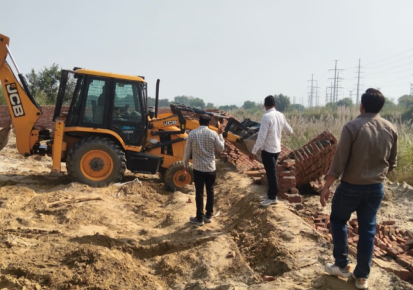 ग्रेटर नोएडा के भनौता में चला प्राधिकरण का बुलडोजर, 40 करोड़ की जमीन कराई कब्जामुक्त