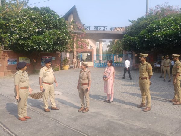 गौतमबुद्धनगर: डीसीपी सेंट्रल नोएडा ने मतदान केंद्रों का किया निरीक्षण, सुरक्षा व्यवस्था परखी