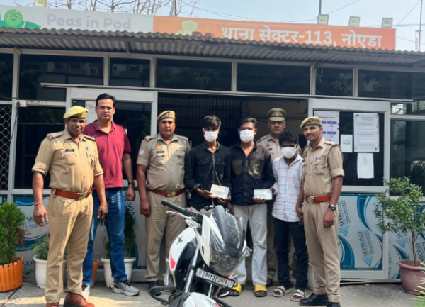 नोएडा में मोबाइल और चेन स्नैचिंग करने वाले तीन आरोपी गिरफ्तार, 41 हजार रुपये और अपाचे बाइक बरामद